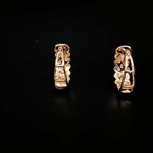 Pendientes de aro de oro de 14K de estilo diario sofisticado con diseño de giro adornado con diamantes para mujer - Product Image 4