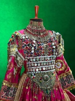 Robe traditionnelle en velours marron foncé brodée avec des fils dorés, dupatta élégant et style culturel gracieux