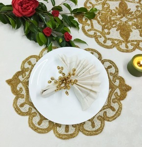 Ensemble d'accessoires de cuisine avec napperons et sous-verres en verre à motif d'étoile de Noël, pour plats et assiettes, emballés dans un carton - Product Image 5