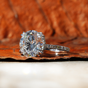 Anillo de Compromiso de Oro Blanco con Halo Oculto de Corte Brillante Redondo de 5.00ct VS Cultivado en Laboratorio, con Diamantes Laterales de 0.52ctw para Ella, Regalo de Aniversario - Product Image 2