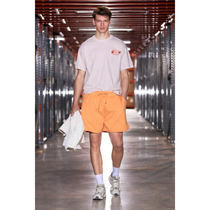 Pantalones Cortos Deportivos Elásticos para Hombre VILLENA con Cintura Elástica y Cordón Ajustable, Color Naranja Sólido - Product Image 3