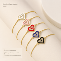 Bracciale da donna alla moda con ciondoli personalizzati in ottone placcato oro 18k, smalto morbido rosso e blu, e charm a cuore con zirconi