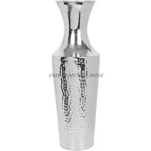 Vases en métal de luxe Décoration intérieure contemporaine argentée élégante avec forme ovale unique et design côtelé frappant en bois - Product Image 3