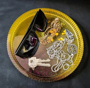 Plateau rond en résine avec motif de fleurs Plateau élégant fait main pour servir du thé Café Snacks Idéal pour la cuisine à domicile et la table - Product Image 3