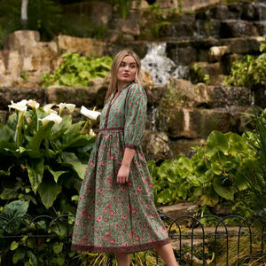 Robe midi bohème Harriet en pur coton, imprimé floral vert et rouge fait main, mode éthique - Product Image 1