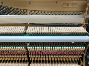 เปียโนตั้งพื้น Kawai KU3B มือสองจากญี่ปุ่น สีดำ คุณภาพการผลิตที่แม่นยำ แข็งแรง ทนทาน เล่นได้ลื่นไหล รุ่นยอดนิยมสำหรับส่งออก - Product Image 2