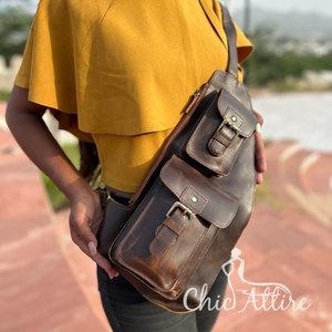 Nuevo estilo hecho a mano de cuero Crunch de grano completo estilo Vintage Unisex Sling Chest Made Unique Triangle Messenger Utility Cross Bags - Product Image 1