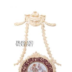 Plaque murale en porcelaine peinte à la main avec motif floral et cadre en ruban de laiton massif doré - Product Image 2