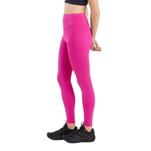 Ensemble de sport quotidien pour femme : Leggings taille haute à motif uni avec haut ajusté et logo frontal – Collection 2026 - Product Image 4