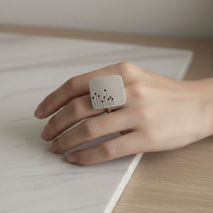 Anillo Cuadrado de Latón Grabado, Diseño Geométrico Clásico Moderno con Detalles Minimalistas - Product Image 2