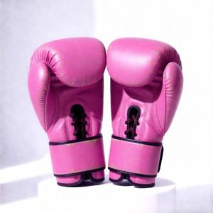 Guantes de Entrenamiento Profesionales de Cuero con Elegantes Detalles en Dorado, Cierre de Cordones y Acolchado de Espuma Multicapa para Gimnasio - Product Image 4