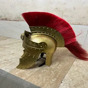 中世纪头盔铁人罗马帝国卫队Praetorian头盔与红色羽流服装古希腊科林斯装甲头盔