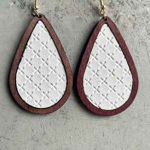 Elegantes Pendientes de Cristal Rojo en Forma de Racimo para Mujer, con Gancho Largo en Forma de V, Estilo Moderno, para Bodas y Fiestas - Product Image 4