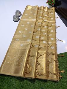 Op Maat Gemaakte Brokaat Zijden Sari 'S In Witte En Gouden Kleuren Met Ingewikkelde Bloemenpatronen, Ideaal Voor Wederverkoop Door Kledingwinkels
