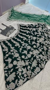 Manches moins motif anniversaire de mariage spécial couleur verte fantaisie Lehenga Choli avec bordure en dentelle ensemble Dupatta - Product Image 4