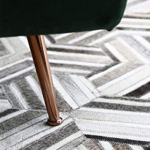 พรมหนังวัวสีเทาเย็บด้วยมือพร้อมรองรับหลังตกแต่งบ้าน - Product Image 4
