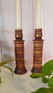 Bougeoirs empilés en bois Vintage avec anneaux en laiton, ensemble de deux - Product Image 4