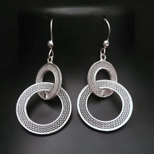 Pendientes de tuerca de filigrana directa india de alto grado más vendidos, diseño en bucle con brillo brillante - Product Image 1