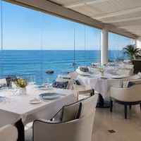 Terraza Acristalada Retráctil con Estructura de Aluminio para Restaurante en la Playa, Cerramiento para Terraza Costera