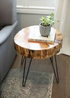 Table d'appoint traditionnelle en bois avec pieds tournés et finition teintée offrant un attrait intemporel pour les intérieurs classiques