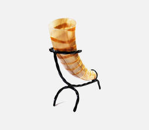 Authentique Corne à boire Viking en ambre miel artisanal avec un support trépied robuste en fer forgé, corne de buffle traditionnelle polie - Product Image 4