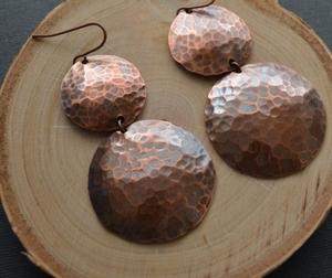 Boucles d'oreilles en cuivre oxydé pour femmes avec un long design floral et une finition tribale fabriquées par des artisans pour la mode traditionnelle - Product Image 3