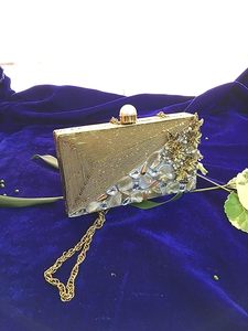 Bolso de Mano Artesanal de Nácar y Latón con Diseño Vintage Bolso de Noche Llamativo Artesanal con Forro de Terciopelo - Product Image 2