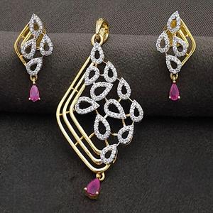 Premium American Diamond Pendant Set Acabado en oro blanco Ideal para damas de honor Bodas y fiestas - Product Image 1