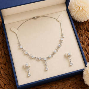 ชุดเครื่องประดับงานแต่งงานกลางคืน Hallmark Platinum American Diamond ลายปีก สำหรับเป็นของขวัญวันครบรอบ ประดับด้วยควอตซ์และไข่มุก - Product Image 1