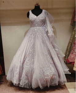 Robe en filet élégante avec broderie complexe parfaite pour les mariages, les soirées et les occasions formelles à vendre - Product Image 3