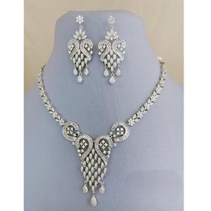 À la mode Meilleure Qualité Argent Finition AD Pierre Designer Collier Ensemble Avec Boucles D'oreilles Pour La Collection De Vêtements De Mariage Pour Les Femmes Et Les Filles - Product Image 1