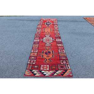 Alfombra Turca Vintage de 2.8x10.5 pies, Alfombra de Lana Herki Roja con Diseño de Patchwork - Product Image 1