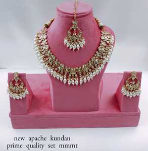 Collier ras du cou indien fantaisie traditionnel et à la mode couleur or Kundan perle boucles d'oreilles ensemble avec Mangtikka pour femmes et filles - Product Image 4