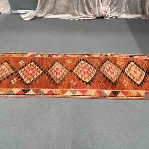 Alfombra Turca Vintage de 2.5x10.6 pies, Alfombra de Lana Marrón con Diseño a Cuadros - Product Image 5