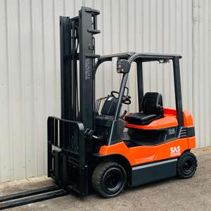 NOUVEAU Chariot élévateur électrique AGV 3 tonnes 4 roues avec navigation laser pour usage en entrepôt - Product Image 1