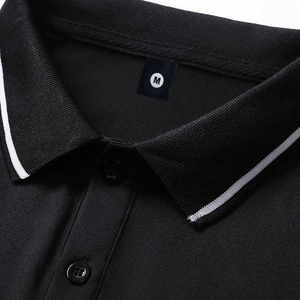 Camisa Casual Ligera de Manga Corta para Hombre, Ajuste Musculoso, Tejido de Punto Suave, Cuello con Botones, Logotipo Estampado, Venta al Por Mayor - Product Image 3