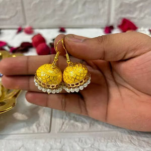 Boucles d'oreilles Jhumka Meenakari faites à la main assorties, plaquées or, en laiton, avec des perles, pour mariage, fête, boucles d'oreilles pendantes pour femmes - Product Image 1