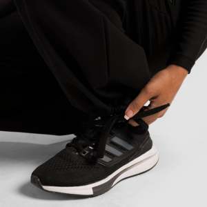 Pantalon de survêtement décontracté VolumeFit à jambes larges noir avec fonction respirante - Product Image 5