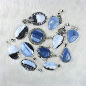 Pendentif en pierre précieuse d'opale bleue naturelle bijoux en vrac en gros collier pendentif pince de créateur pour la vente au détail - Product Image 3