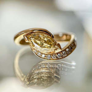 Anello di fidanzamento con diamante marquise giallo fantasia da 1,30 carati, coltivato in laboratorio, con montatura a pavé bypass, certificato IGI, stile Rapture - Product Image 4