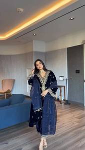 ชุดสلوارผ้ากำมะหยี่สีน้ำเงินกรมท่าสวยงาม พร้อมด้วยด้ายปักเลื่อม - Product Image 3