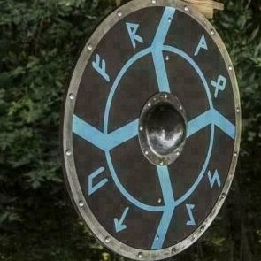 Escudo vikingo de runas y rayos de cara lisa personalizable por el fabricante de cuchillos. - Product Image 6