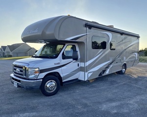 Descubra la máxima libertad en carretera con una autocaravana de lujo diseñada para un espacio de descanso confortable, almacenamiento inteligente y conducción suave. - Product Image 2