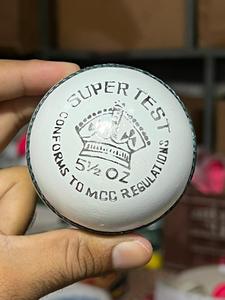 Pelota dura de críquet de cuero blanco profesional, cosida a mano, logotipo personalizado, fabricante de pelotas, estándar internacional duradero - Product Image 3