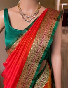 Sari traditionnel en soie Banarasi pure pour femmes avec bordure contrastée richement ornée de Zari et de Meena, en stock - Product Image 2