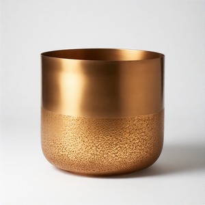 Cuenco de maceta de AURA dorada con textura de martillo de inspiración antigua diseñado para albergar vegetación exuberante en pasillos de lujo o espiritual - Product Image 5