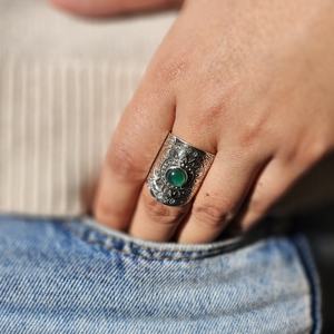 แหวนเงินปรับได้พร้อมหินโอนิกซ์สีเขียวสำหรับงานแต่งงานหรืองานปาร์ตี้ - Product Image 2
