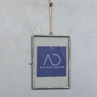 Bingkai Foto Gantung Vertikal 5X7" Desain Artisan dengan Konstruksi Besi & Kaca dan Finishing Abu-abu
