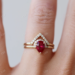 Diamante Cultivado en Laboratorio de Alta Calidad, Certificado IGI, 0.10CTW, Corte Brillante, Oro Amarillo de 14K, Estilo Vintage Chevron, Triángulo Contorneado para Mujer, Anillo de Boda - Product Image 4