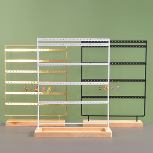 Vente en gros présentoir de bijoux suspendu en métal moderne somptueux avec placage en bois naturel brun poli et doré au prix de vente entier - Product Image 3